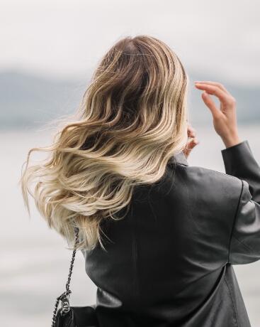 Even if the time is ripe for inspirational quotes such as “the only limit is your imagination”, we’re sorry to say that when it comes to blond hair, it’s your base colour that will greatly determine the end result! The darker the base, the warmer the result. Cool blondes are therefore recommended for medium to light bases. Golden-honey blondes will be within reach for brown and chestnut bases. Otherwise, wigs are an option… 